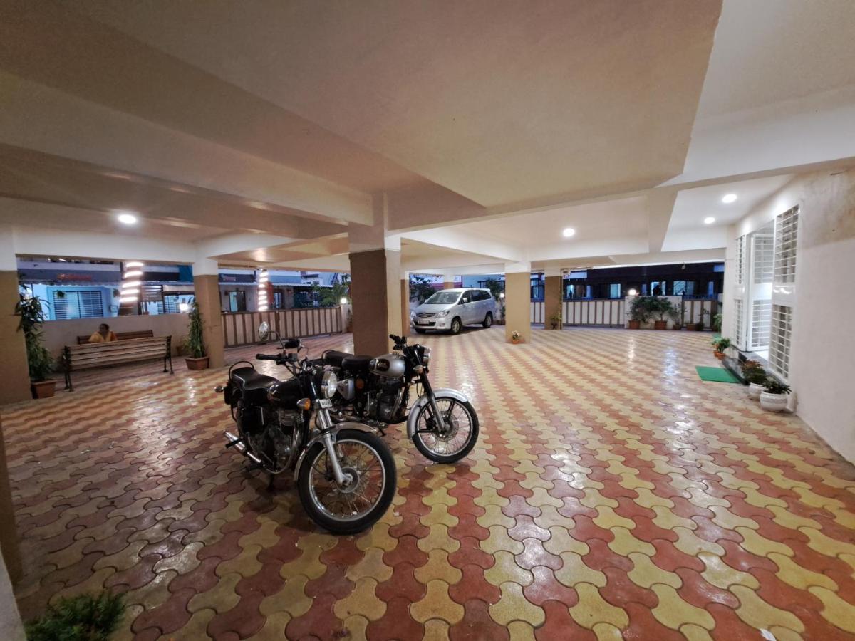 Bouquet Residency Hotel Nashik Bagian luar foto