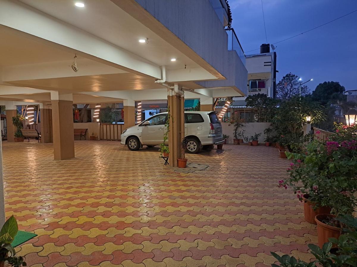 Bouquet Residency Hotel Nashik Bagian luar foto