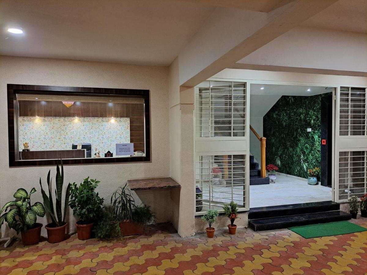 Bouquet Residency Hotel Nashik Bagian luar foto